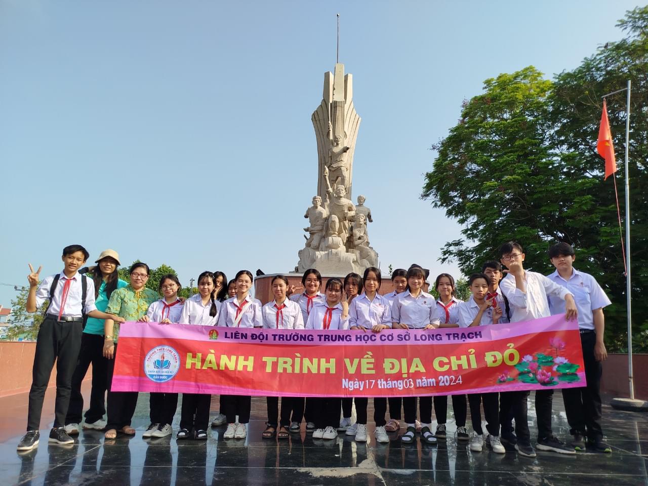 Về nguồn - Hành trình về địa chỉ đỏ